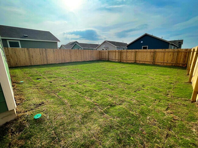 Building Photo - 335 Gabbro Gdns