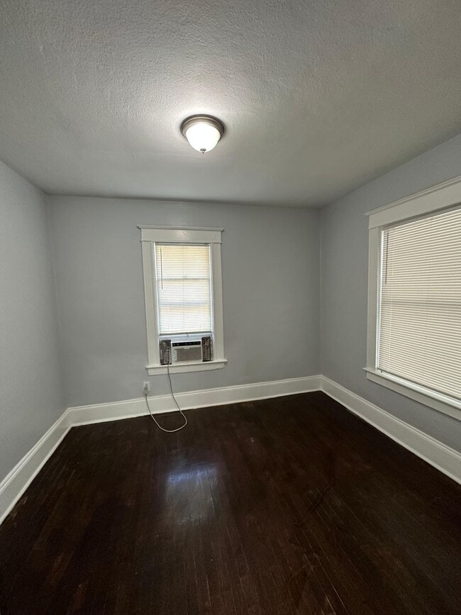 Building Photo - Fully Renovated 2/1 Single Family Ready to Move In!!!