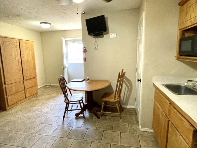 Building Photo - 2 Cabin Rd