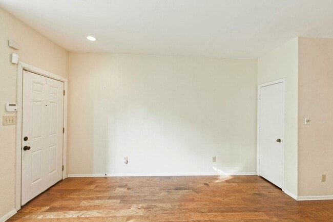 Building Photo - Dallas Townhome with Reserved Parking