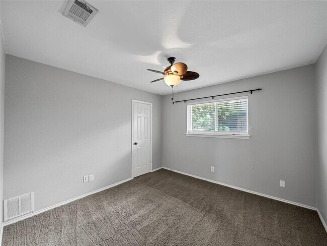 Building Photo - 4636 Versailles Ln