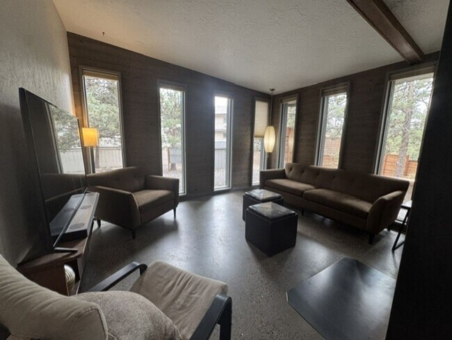 Building Photo - Fantastic location just steps from the Deschutes River and 1st St Rapids Park