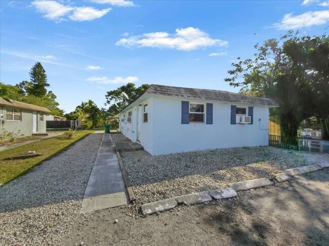 Building Photo - 2495 Bayside St