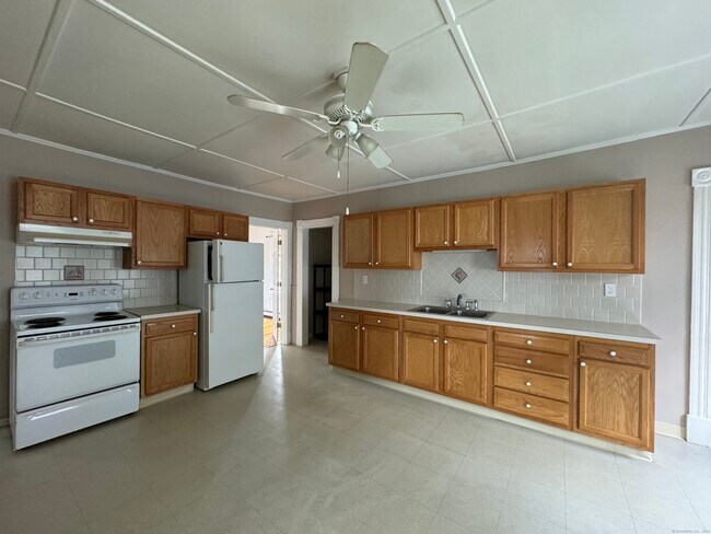 Building Photo - 704 Highland Ave
