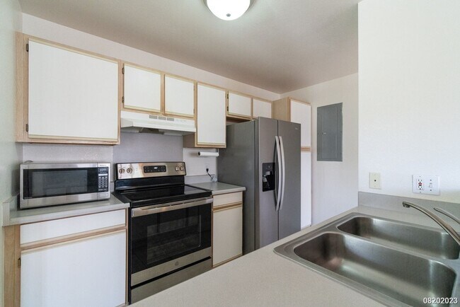 Building Photo - 3 Bed 2 Bath condo in Hillsdale Phase 2