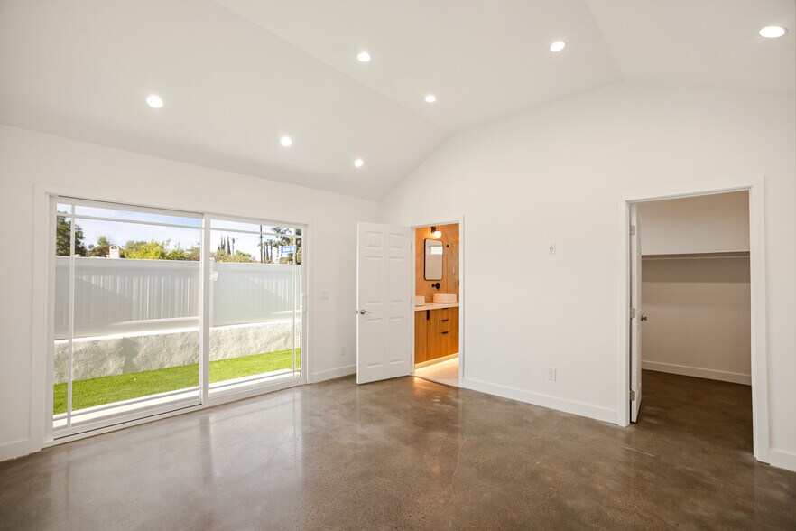 Primary bedroom - 8300 Sedan Ave
