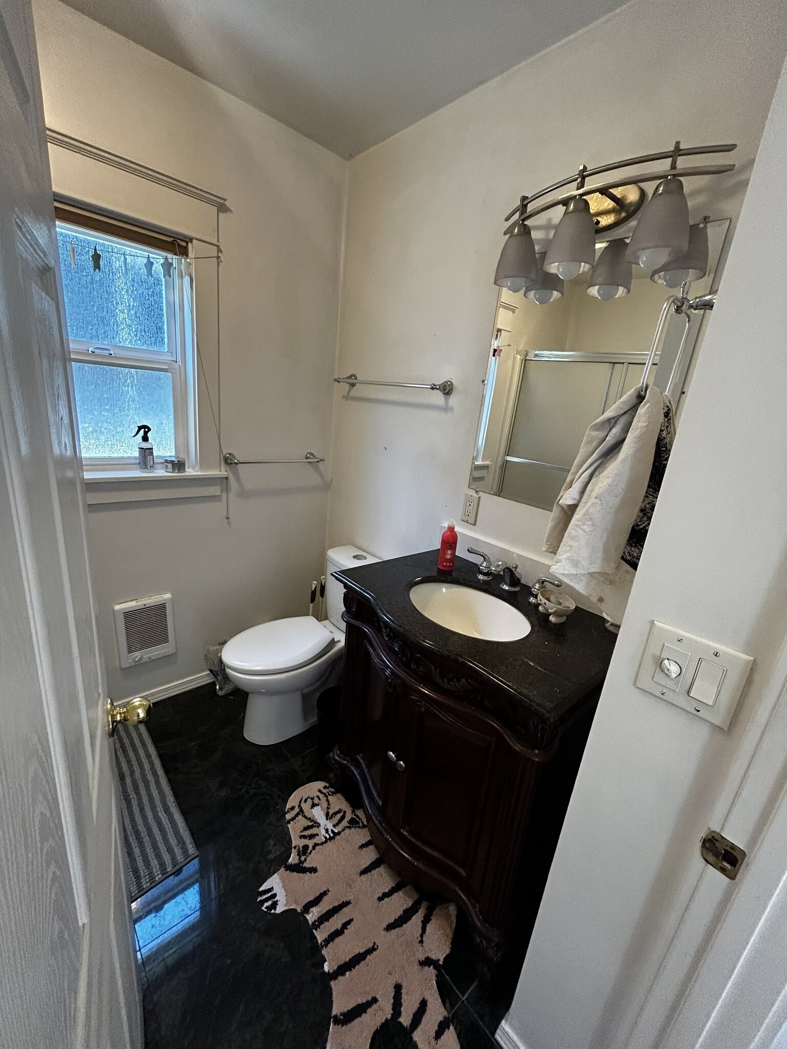 Full Bathroom with Bathtub/Shower - 2575 6th Ave W