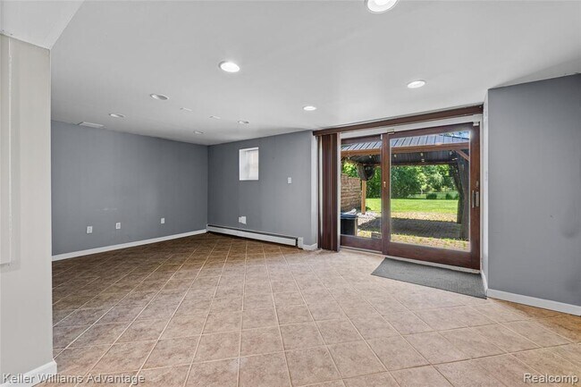 Building Photo - 5722 Raven Rd