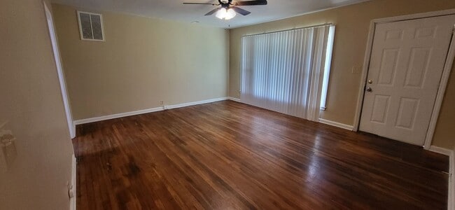 Building Photo - Southeast 2 BR house! 1 car garage! $995!