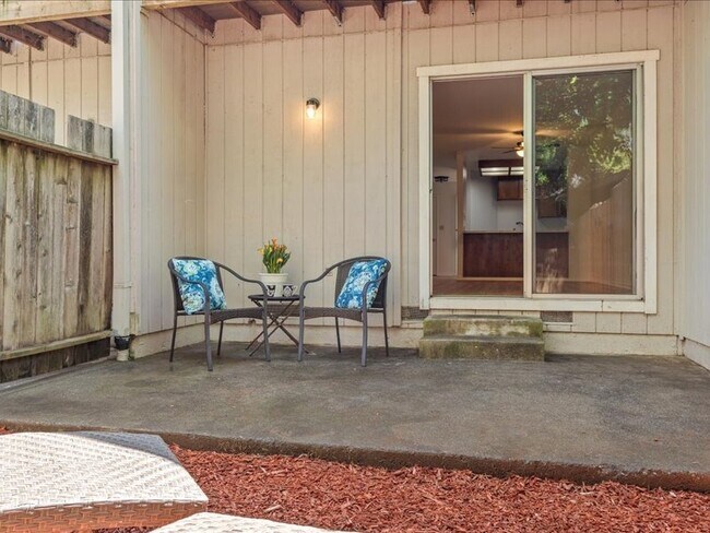 Building Photo - Healdsburg 2BR/1.5, 2 story, walk to downt...