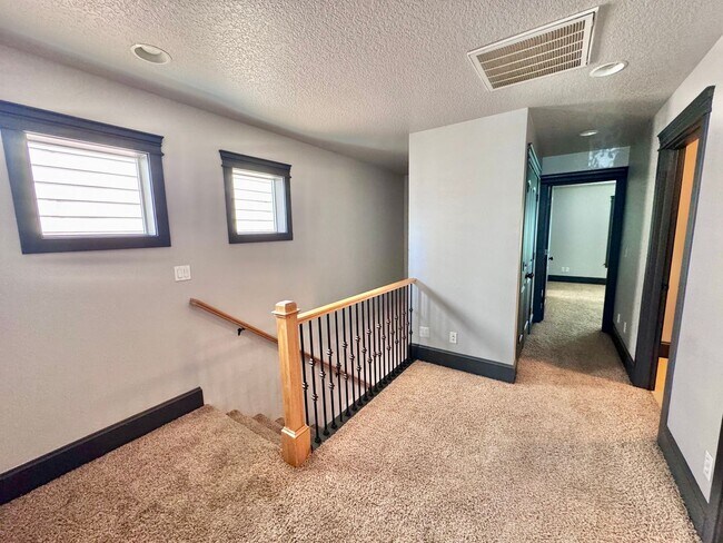 Building Photo - GORGEOUS Townhome...  LOCATION , LOCATION near Peace Health Hospital