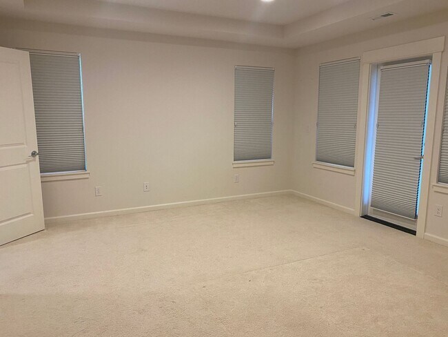 Building Photo - 4 Bedroom Home in the Heart of Sammamish! ...