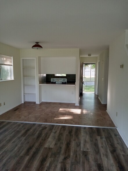 Building Photo - 1649 Greencrest Ave