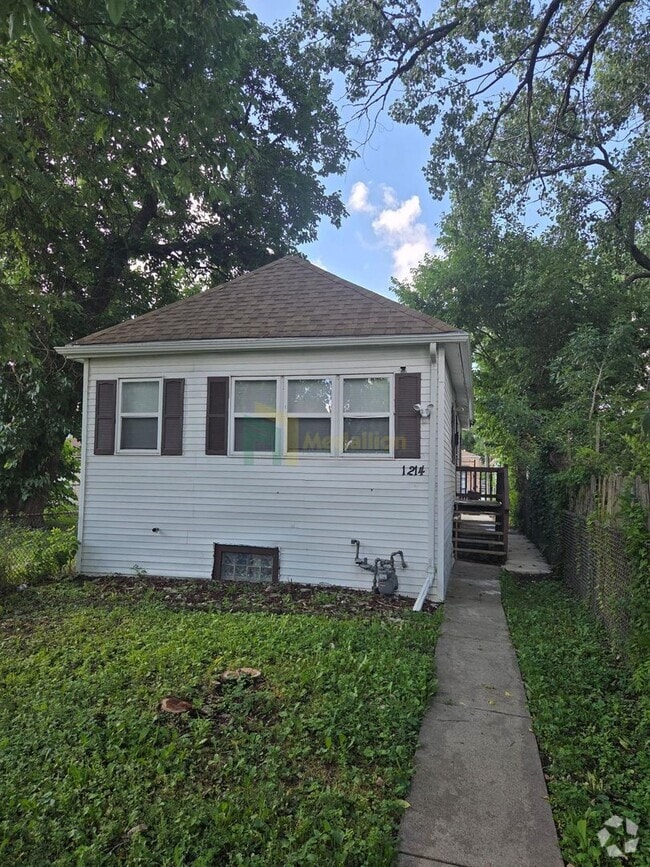Building Photo - Beautifully Renovated 3 Bedroom / 1 Bathro...