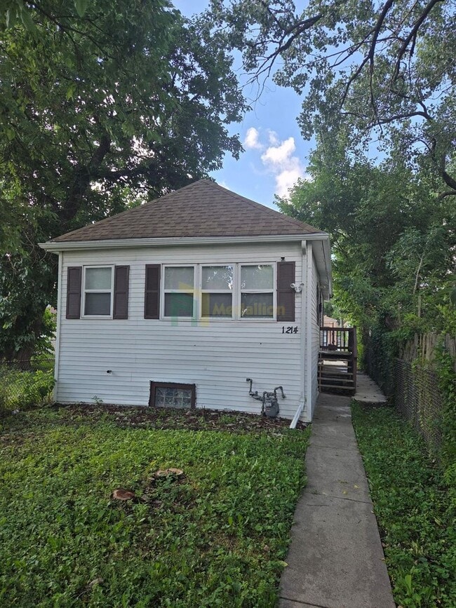 Primary Photo - Beautifully Renovated 3 Bedroom / 1 Bathro...