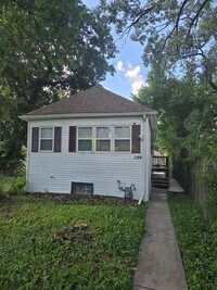 Building Photo - Beautifully Renovated 3 Bedroom / 1 Bathro...