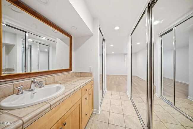 Building Photo - 1215 N Olive Dr