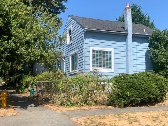 Building Photo - 722 28th Ave S
