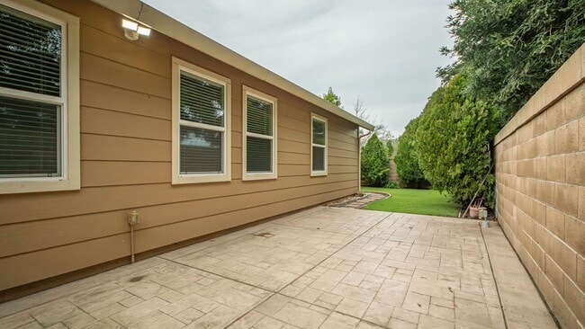 Building Photo - Beautiful 3 bedroom single story home