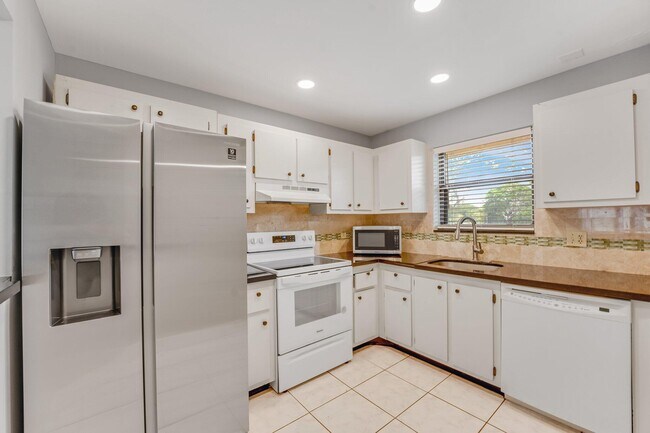 Building Photo - 21915 Lake Forest Cir