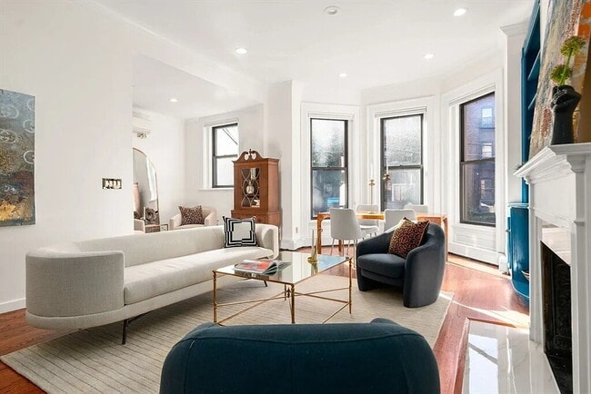 Building Photo - large One bedroom with three sizable closets and full windows facing the private, fenced-in backy...