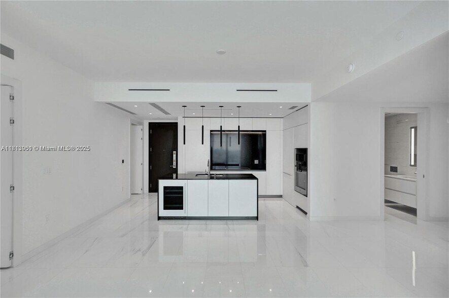 Building Photo - 300 Biscayne Boulevard Way