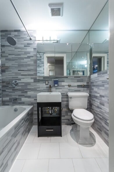 Building Photo - 326 E 100th St