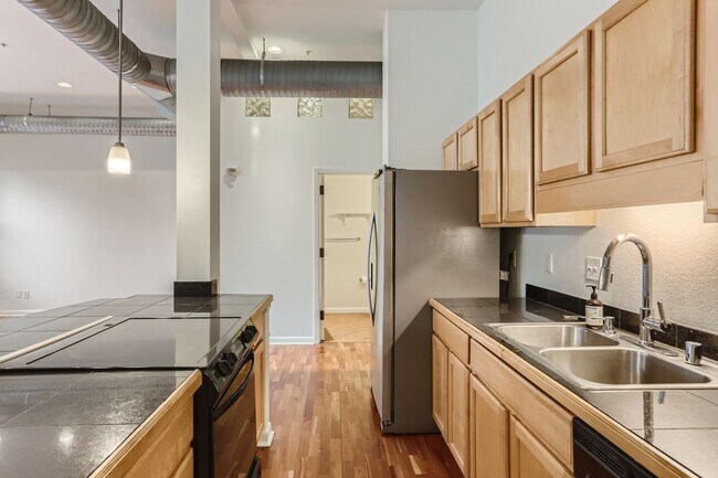 Building Photo - Bright & Spacious Studio in LoHi - Avail. ...