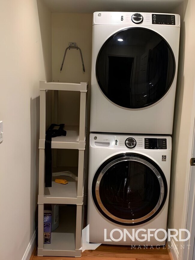 Building Photo - Spacious 2 Bed English Basement!  APPLY TO...