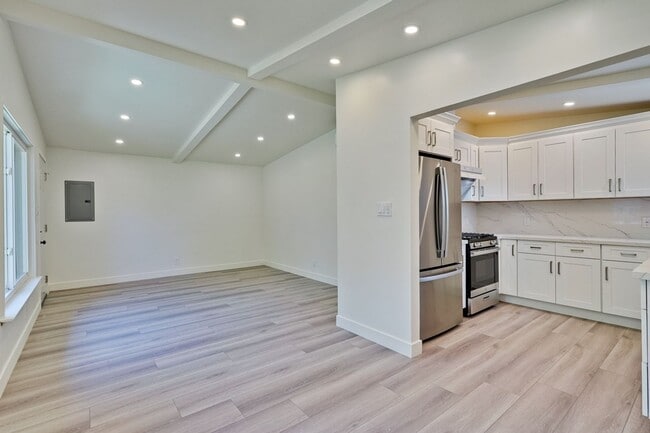 Building Photo - Charming updated 3 bedroom, 1 bathroom hom...