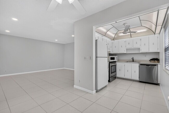 Building Photo - 40 Burgundy A