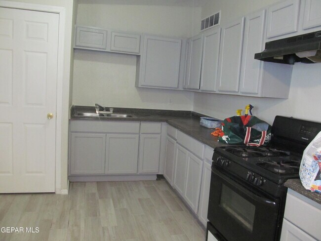 Building Photo - 253 Jensen Ave