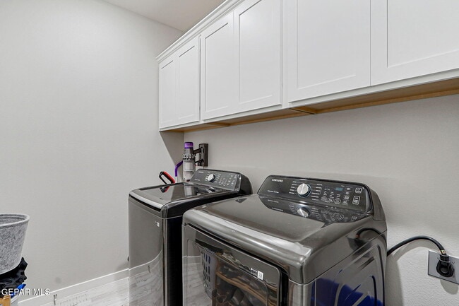 Building Photo - 325 Playa Vis St