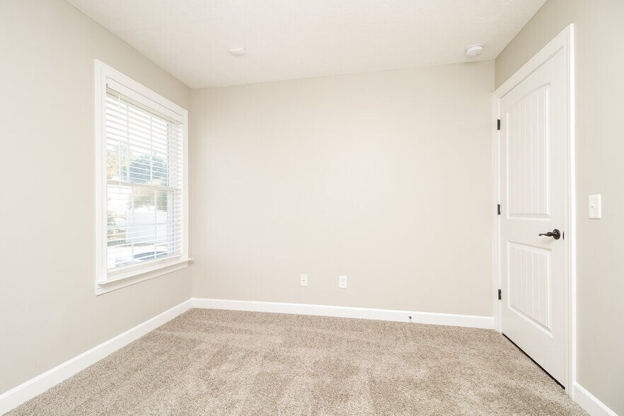 Building Photo - 3750 Maya Dr