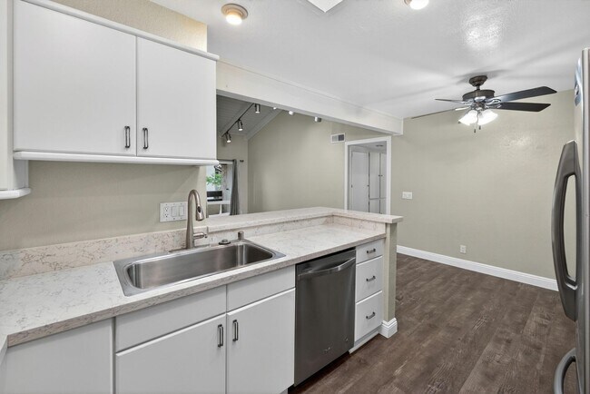 Building Photo - HUNTINGTON BEACH HOME - 1.5 Miles from the Beach