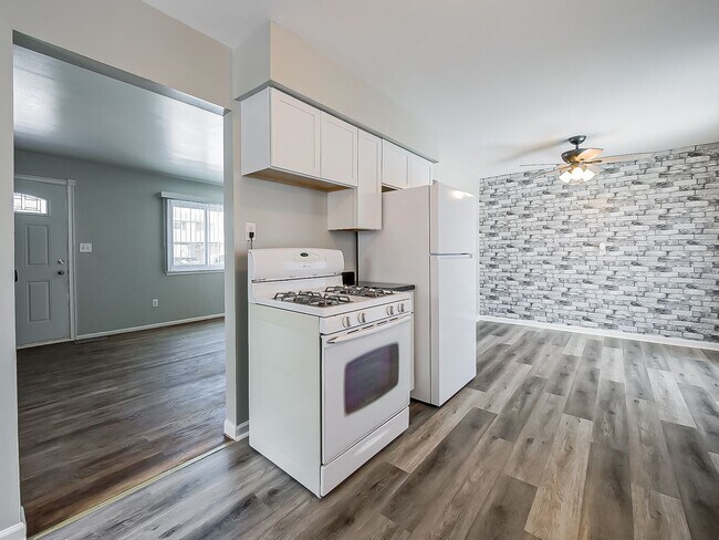 Building Photo - AVAILABLE NOW! Spacious and Inviting Westland Home!