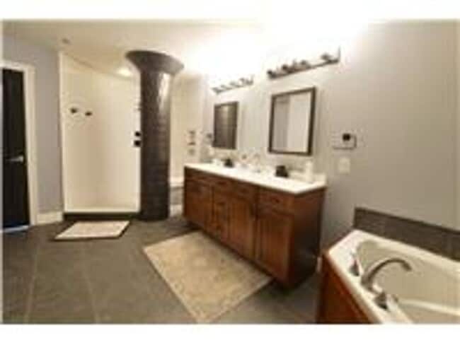 Building Photo - 4901 Washington Boulevard 4B