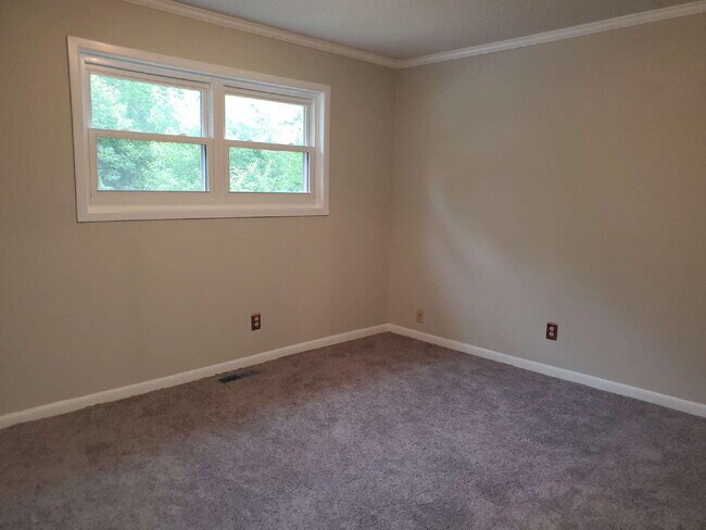 Building Photo - "Spacious 5-Bedroom Retreat with 3 Full Baths in Huntsville – Your Perfect Family Home Awaits!"