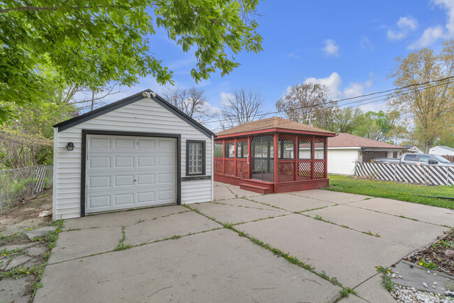 Building Photo - 18333 Beechwood St