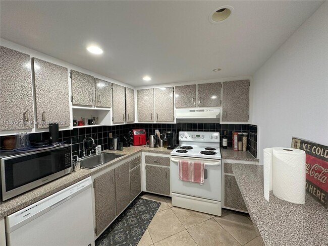 Building Photo - 1300 NE Miami Gardens Dr
