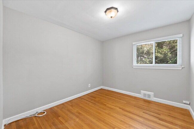 Building Photo - "Charming 4-Bed Retreat with Granite Kitch...