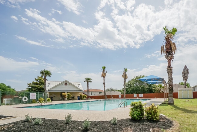 Building Photo - 930 Amber Knoll