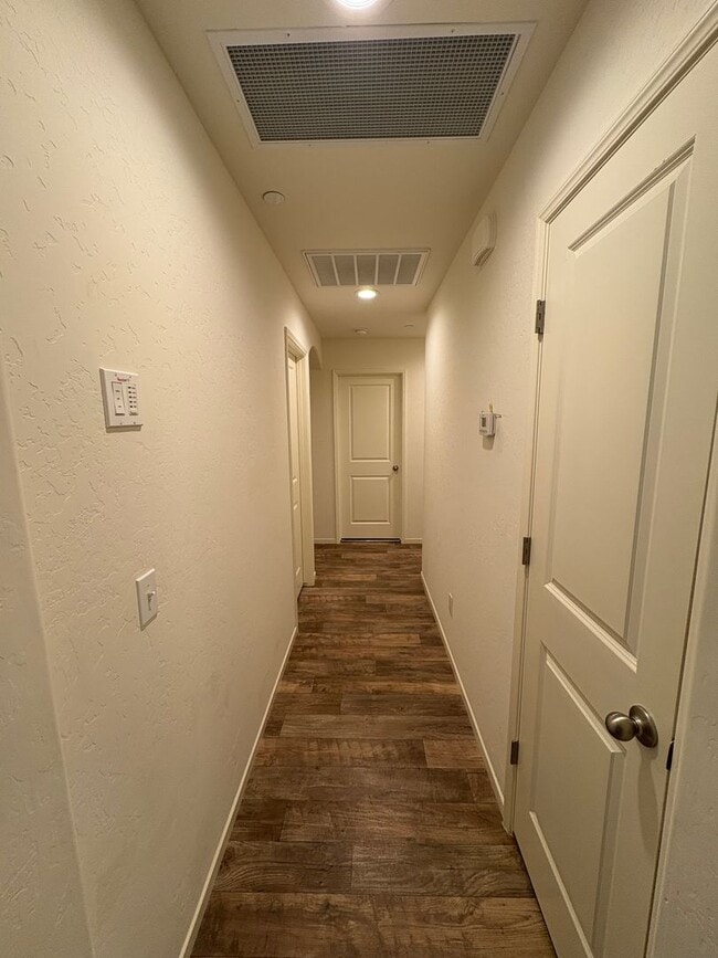 Building Photo - Beautiful Visalia Home Available Now!