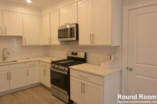 Building Photo - 120 Kenrick St