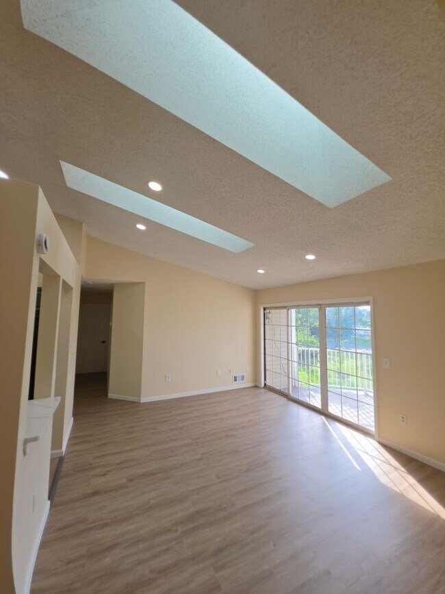 Building Photo - 12 Amberly Ct