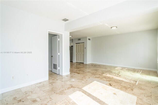 Building Photo - 2180 Bay Dr