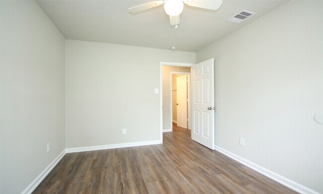 Building Photo - 6110 Glen Lee Dr