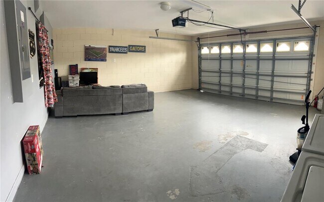 Building Photo - 8121 Fan Palm Way