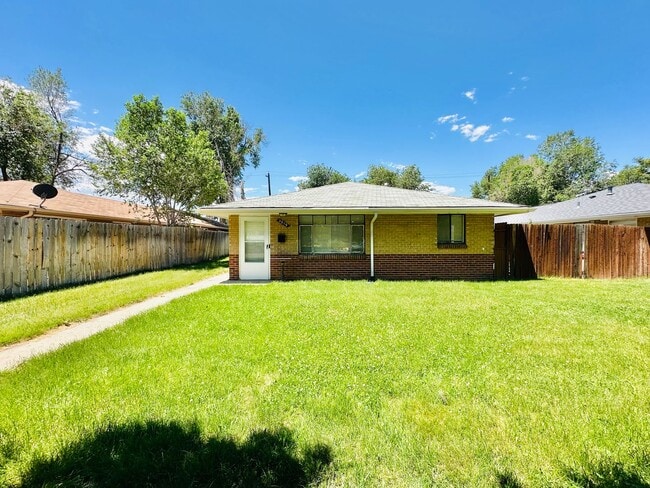 Building Photo - 3 bed 1 bath duplex near RiNo and City Par...