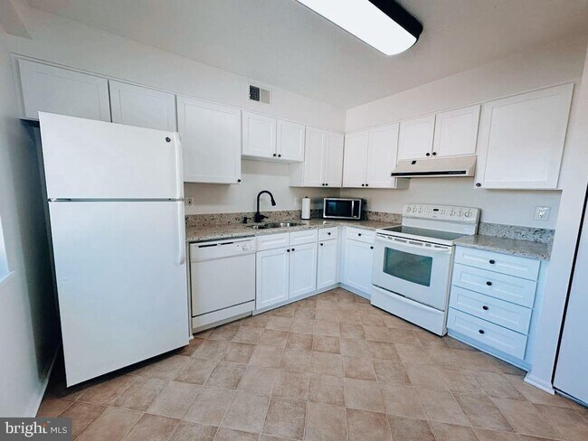 Building Photo - 15100 Interlachen Dr